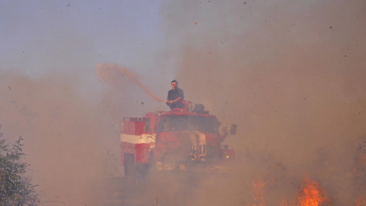 Голям пожар гори в близост до столичния квартал  Люлин съобщи читател на Novini bg