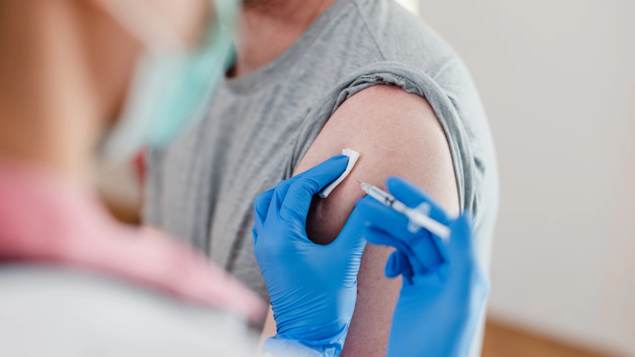 В разгара на кампанията за поставяне на новата ваксина срещу COVID 19 през