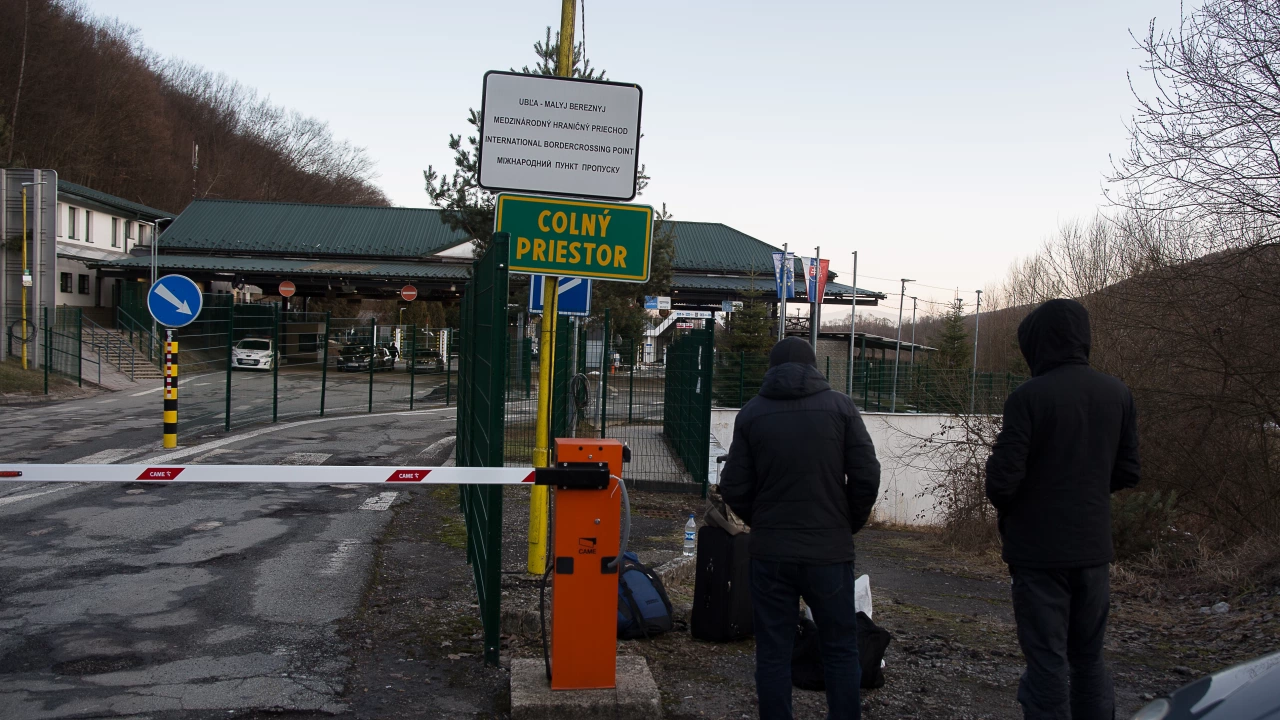 Чехия удължи временния граничен контрол със Словакия с почти три