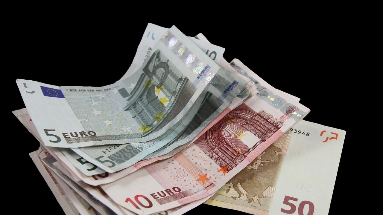 Курсът на еврото днес падна под прага от 1 06 долара