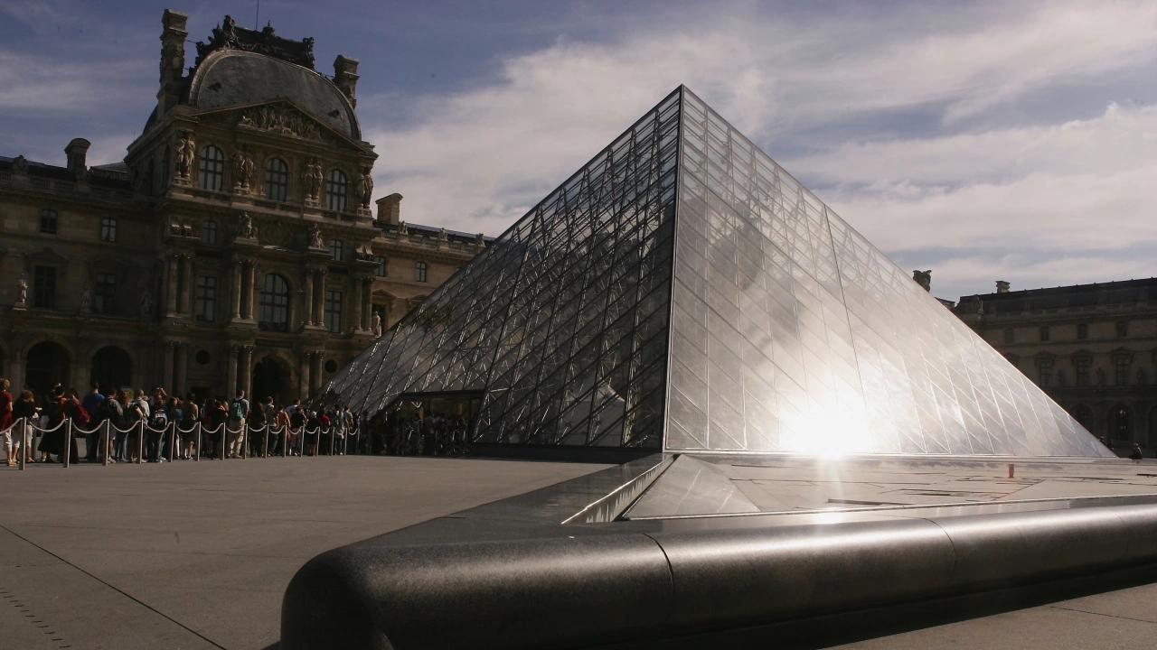 Лувърът в Париж най големият музей в света затвори извънредно врати