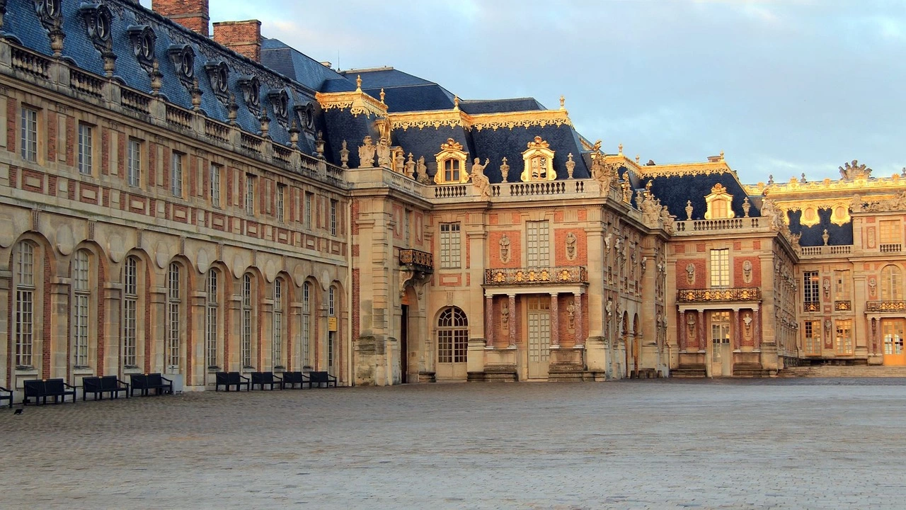 Сигнал за бомба във Версайския дворец извършва се евакуация съобщи