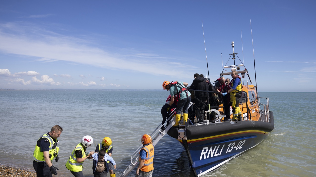 Трима мигранти загинаха, а осем са спасени, след като лодката