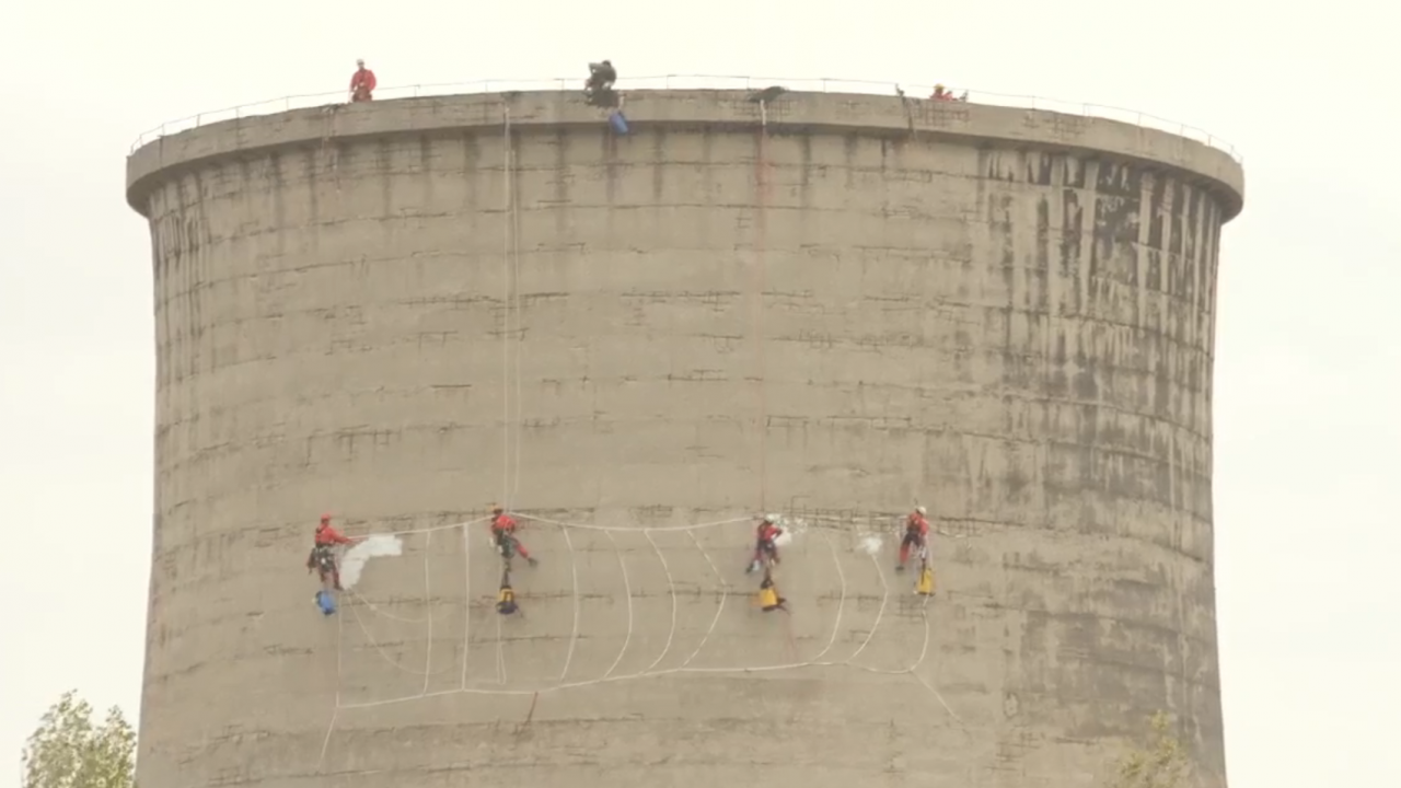 Активисти на „Грийнпийс“ изкачиха 50-метрова охладителна кула в ТЕЦ „Марица 3“ край Димитровград