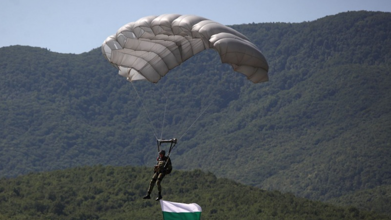 Денят на военния парашутист и 79-ата годишнина от паметната битка