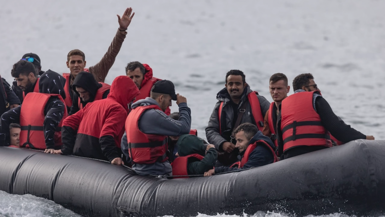 Гръцката брегова охрана откри днес 38-годишен мъртъв мъж в лодка