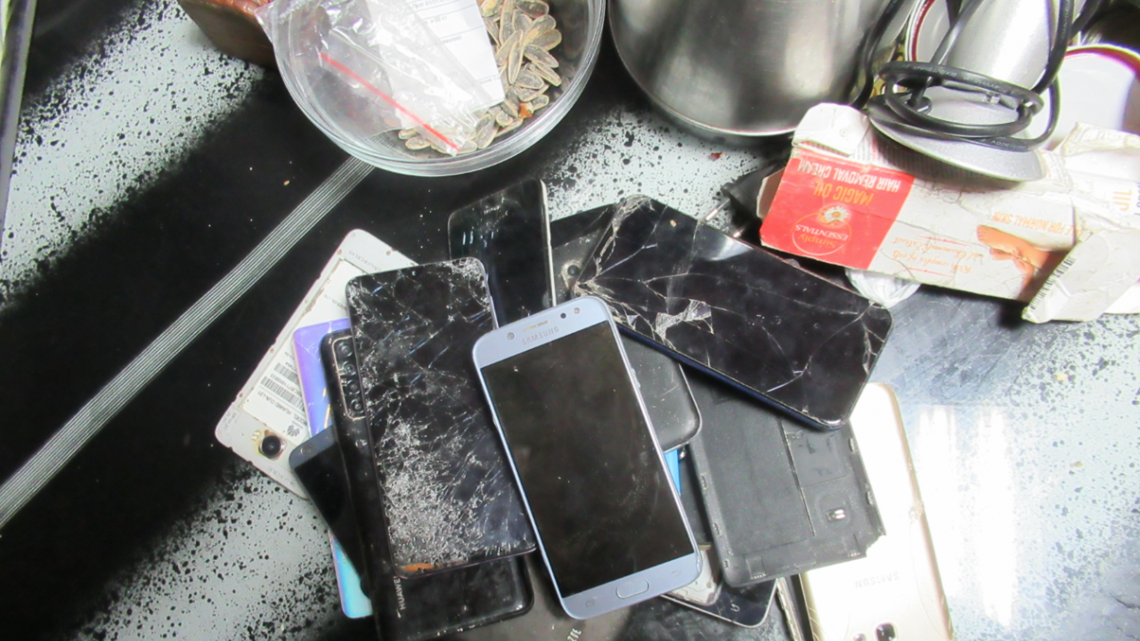 Арестуваха трима за телефонни измами във Ветово