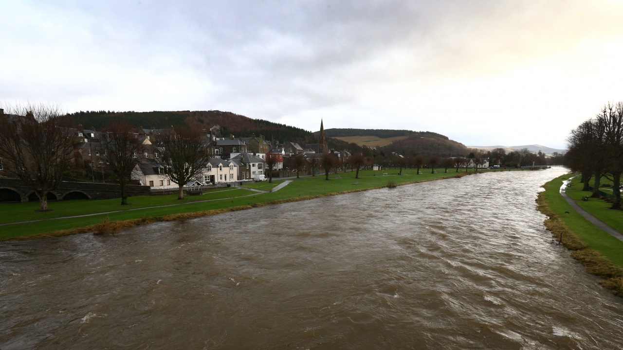 Части от Източна Шотландия са наводнени, след като бурята Бабет (ударението