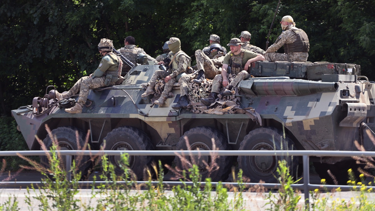 Най-малко трима цивилни бяха убити, а няколко ранени в Украйна