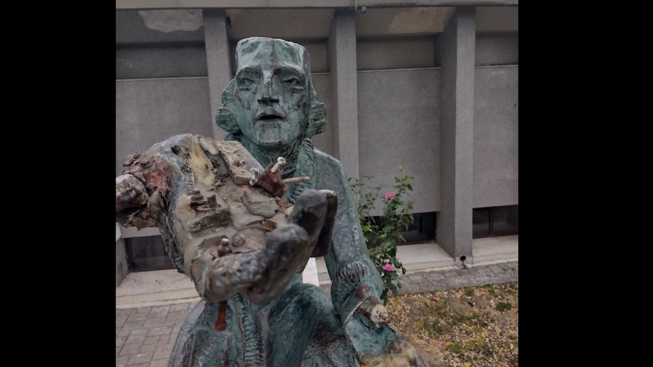 Вандали поругаха статуята на Николай Коперник пред сградата на Народната