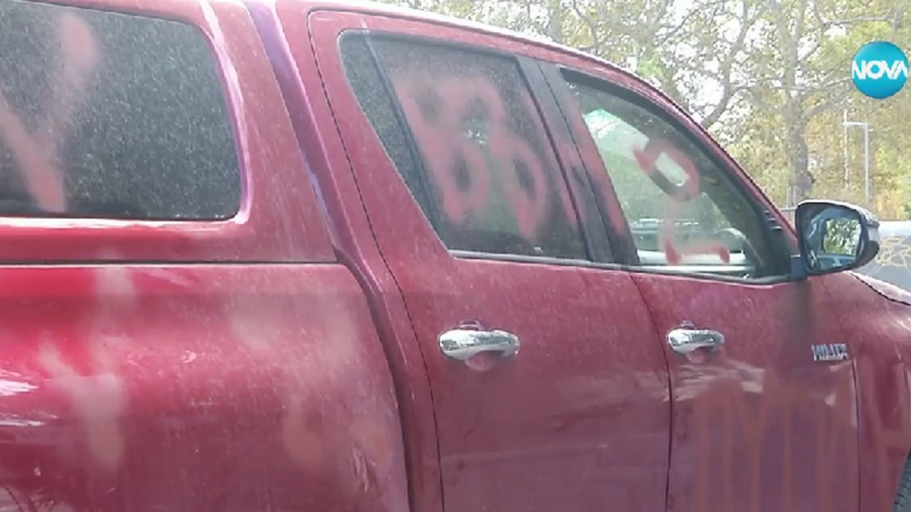 Вандали надраскаха със спрей автомобили на доброволци от Украинския дом във