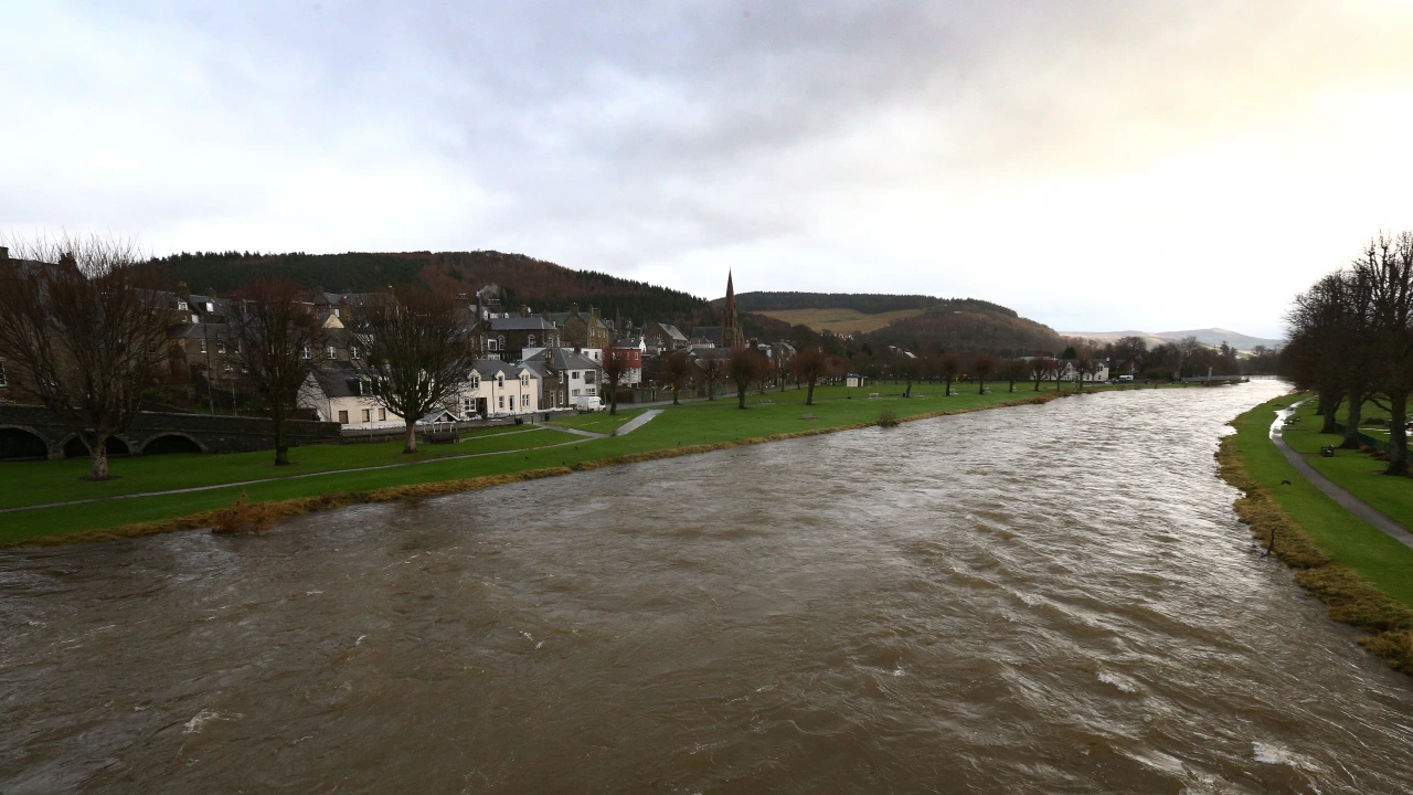 Части от Източна Шотландия са наводнени след като бурята Бабет   ударението