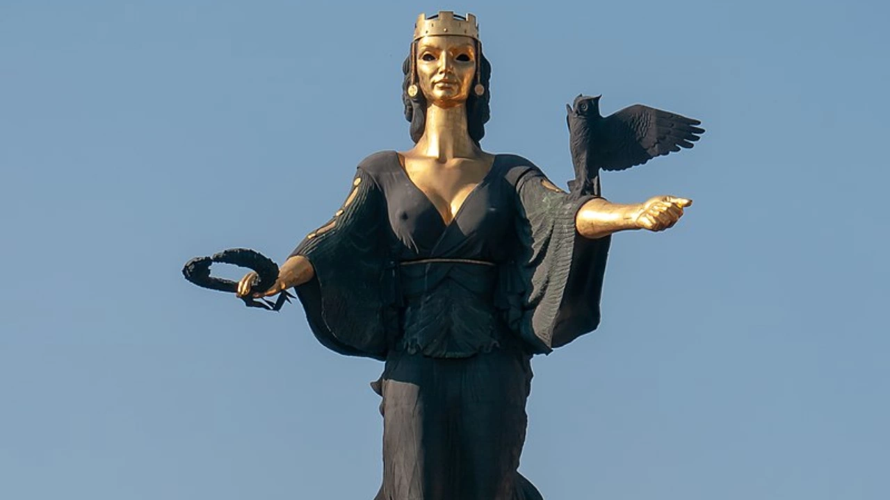 Статуята на Света София в центъра на столицата осъмна с