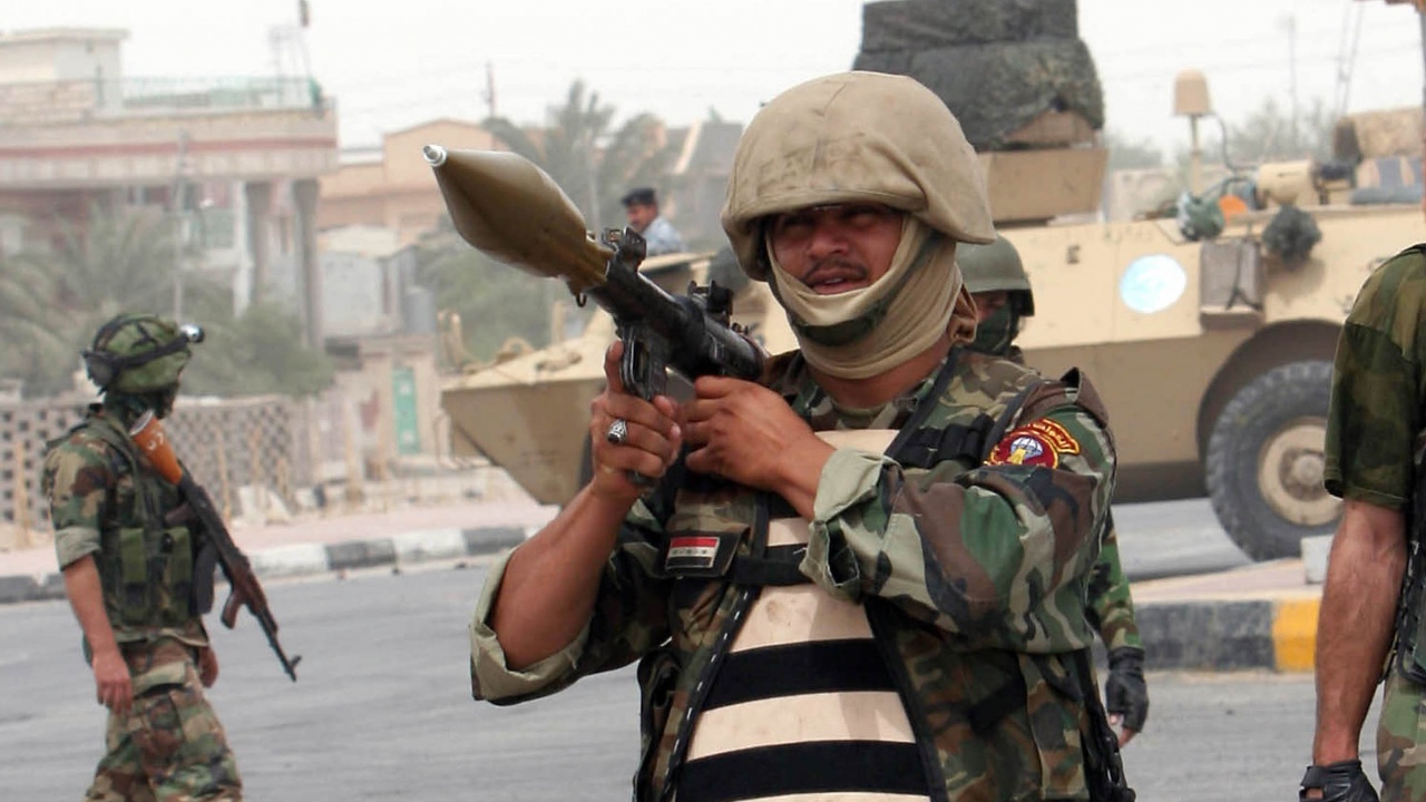 Войници на иранското правителство и бойци от кюрдската милиция Пешмерга