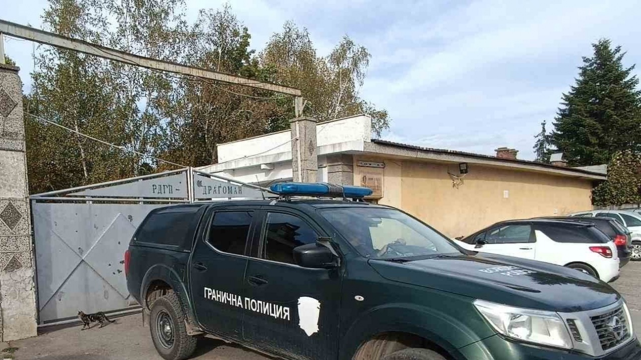 Гранични полицаи от Драгоман задържаха каналджия, превозващ 7 мигранти, съобщава