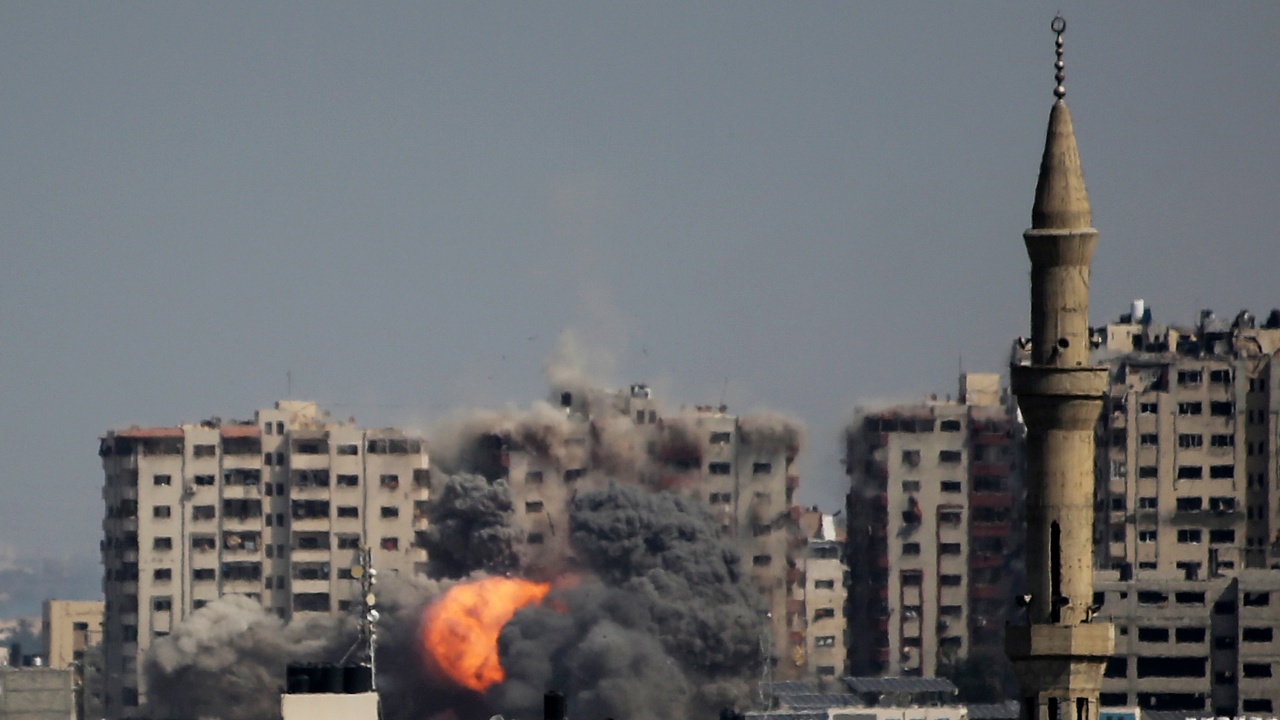 Израелските военни съобщиха, че днес сутринта отново са бомбардирали стотици