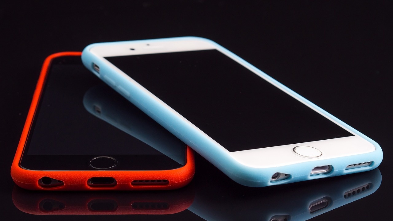 "Епъл" настига "Самсунг" по продажби на смартфони