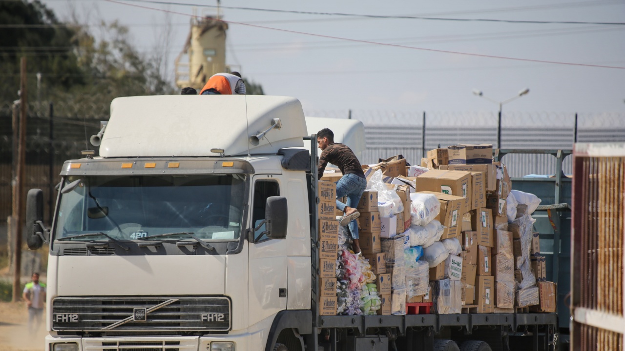 Пореден конвой от камиони, превозващи вода, храна и лекарства, получи разрешение