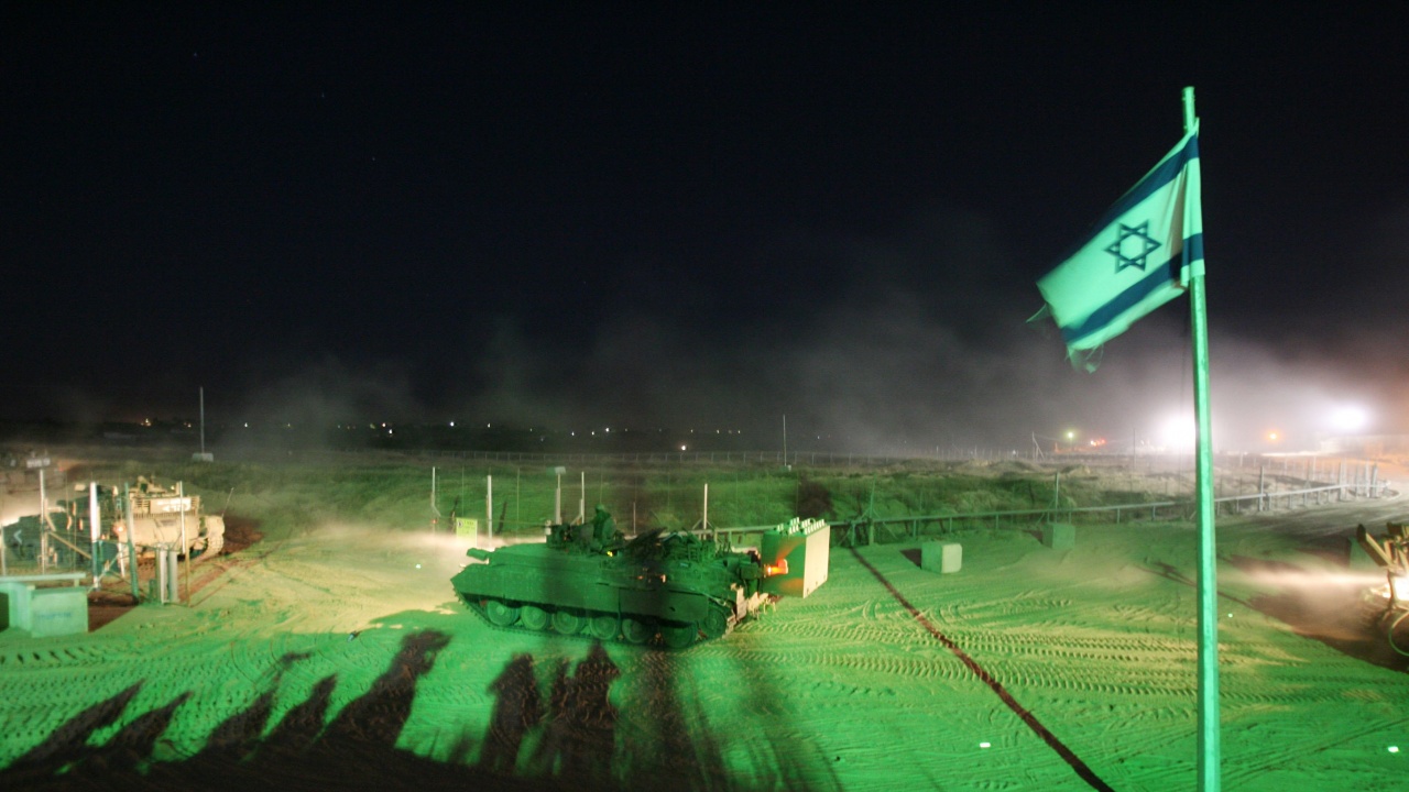 Сухопътните сили на Израел разширяват военните си операции тази нощ“.