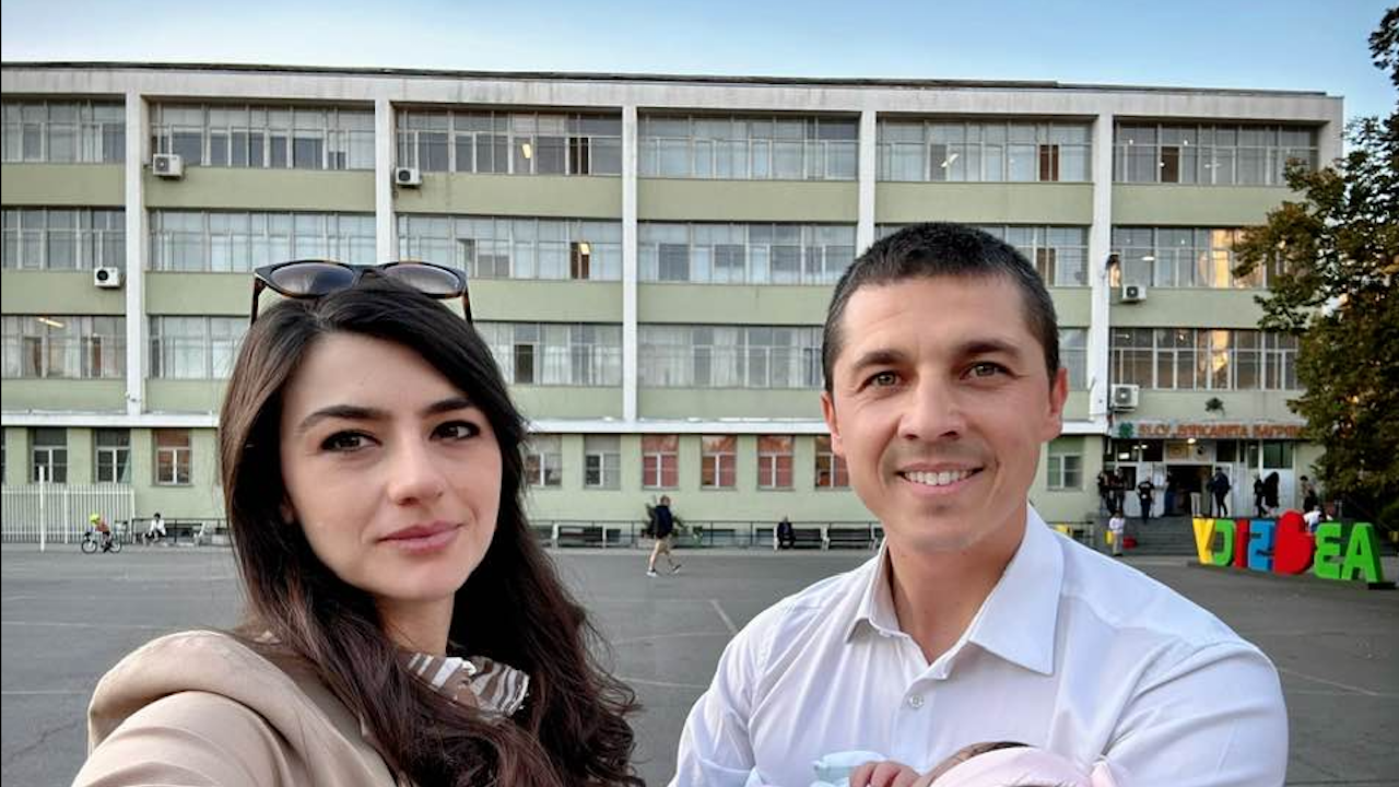 Семейно: Лена Бориславова и Мирослав Иванов гласуваха с бебето на ръце
