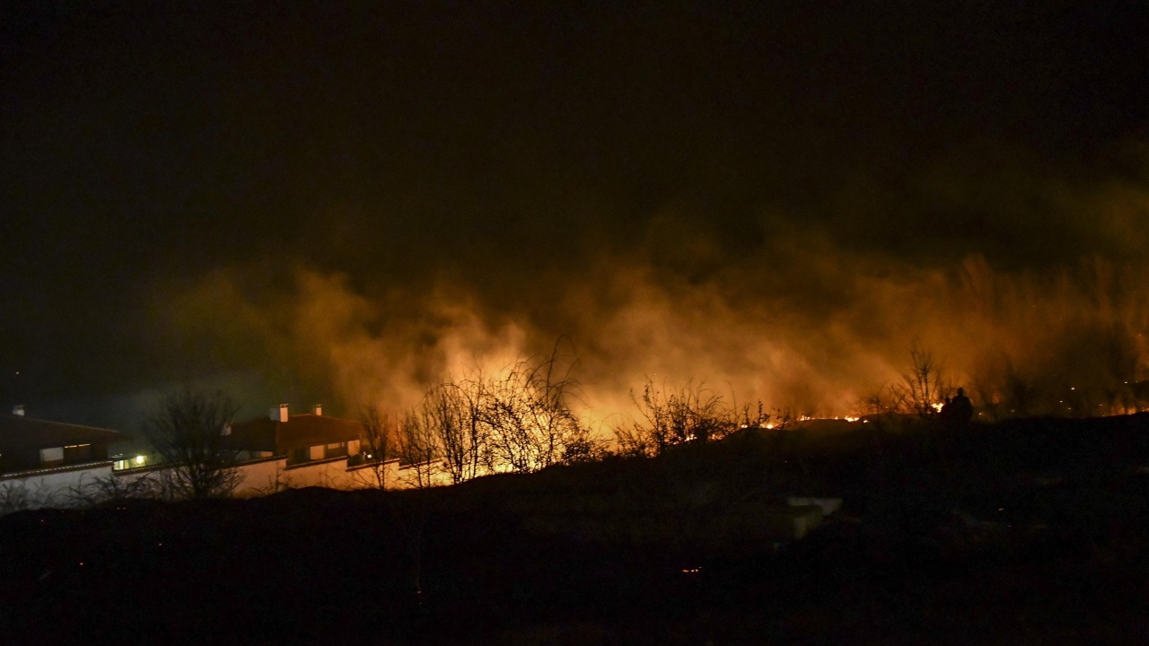 Локализиран е пожарът, който се разрази в планински район в землището