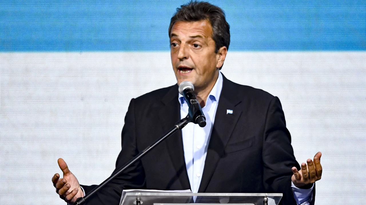 Аржентинският министър на икономиката Серхио Маса изненадващо поведе на президентските
