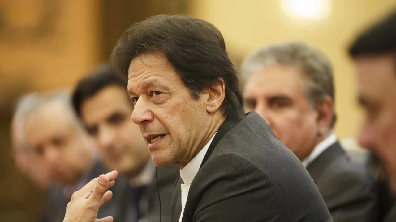 Съд в Пакистан повдигна обвинение срещу бившия премиер Имран Хан