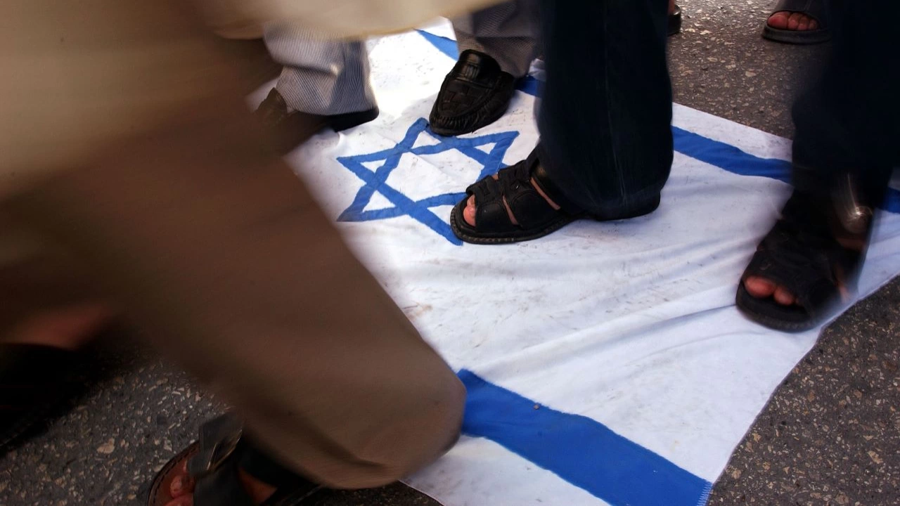Австрийски медии съобщават днес за свалени израелски знамена в Залцбург