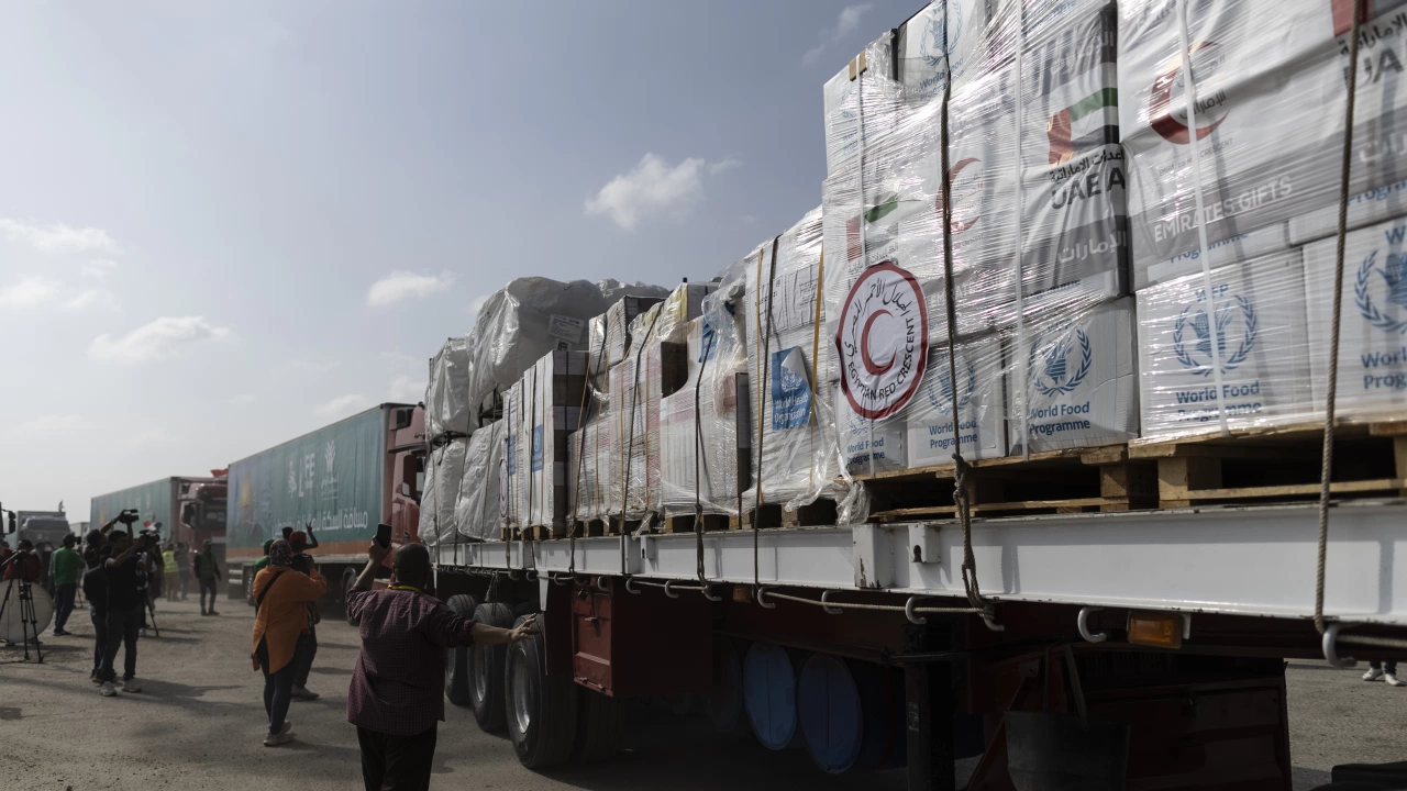 Един от камионите с хуманитарна помощ за Ивицата Газа е