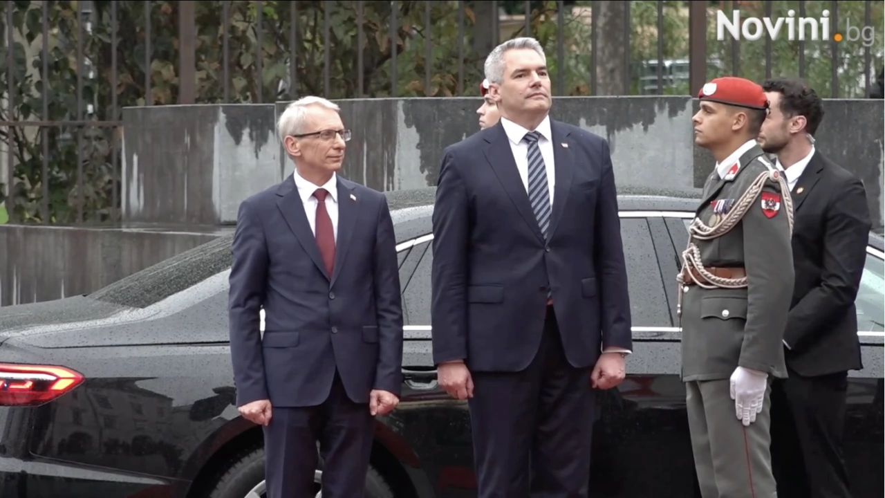 Австрийският канцлер Карл Нехамер посрещна официално българския премиер акад