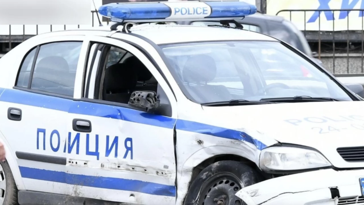 Гонка в Старозагорско завърши с удар в патрулна кола съобщават