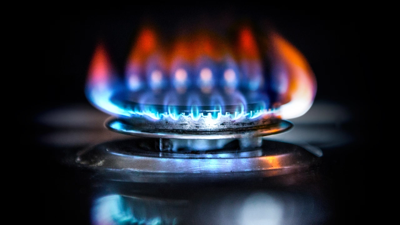 Близо 20 по висока цена на природния газ през ноември прогнозира