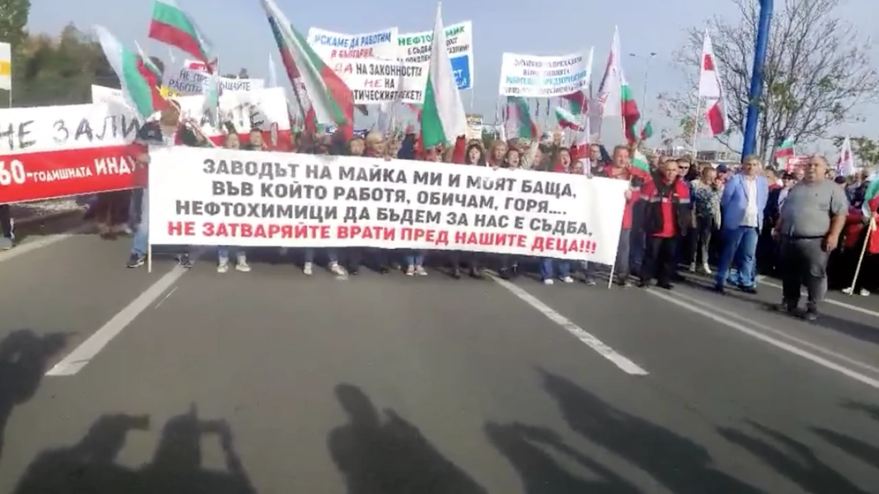 Работници от нефтената рафинерия Лукойл Нефтохим блокираха движението при изхода