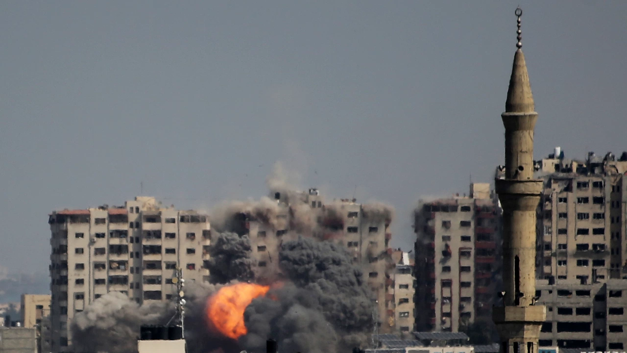 Най малко трима души бяха ранени  след като ракета на Хамас удари жилищна