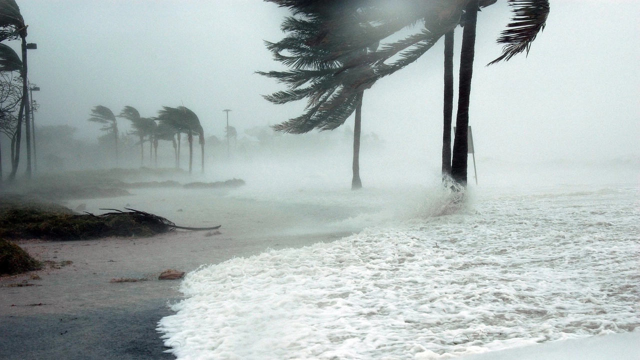 Най малко 27 души са загинали след като ураганът  Отис  връхлетя западното крайбрежие на Мексико