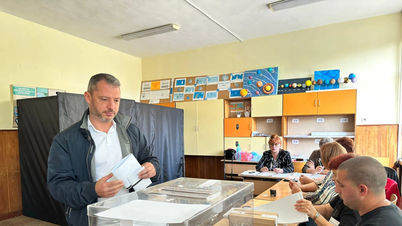 Депутатът  гласува в родния си град Хасково заедно със съпругата