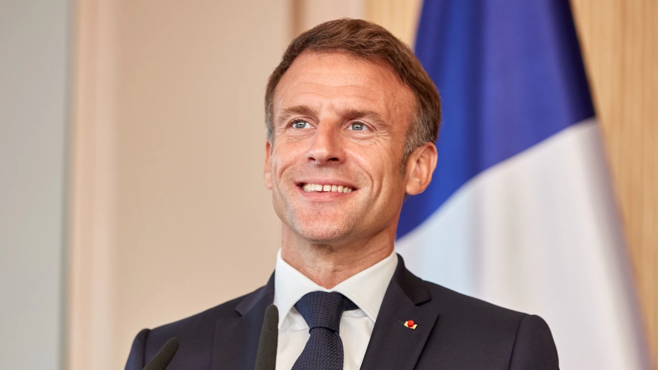Френският президент заяви че правителството му планира да запише правото