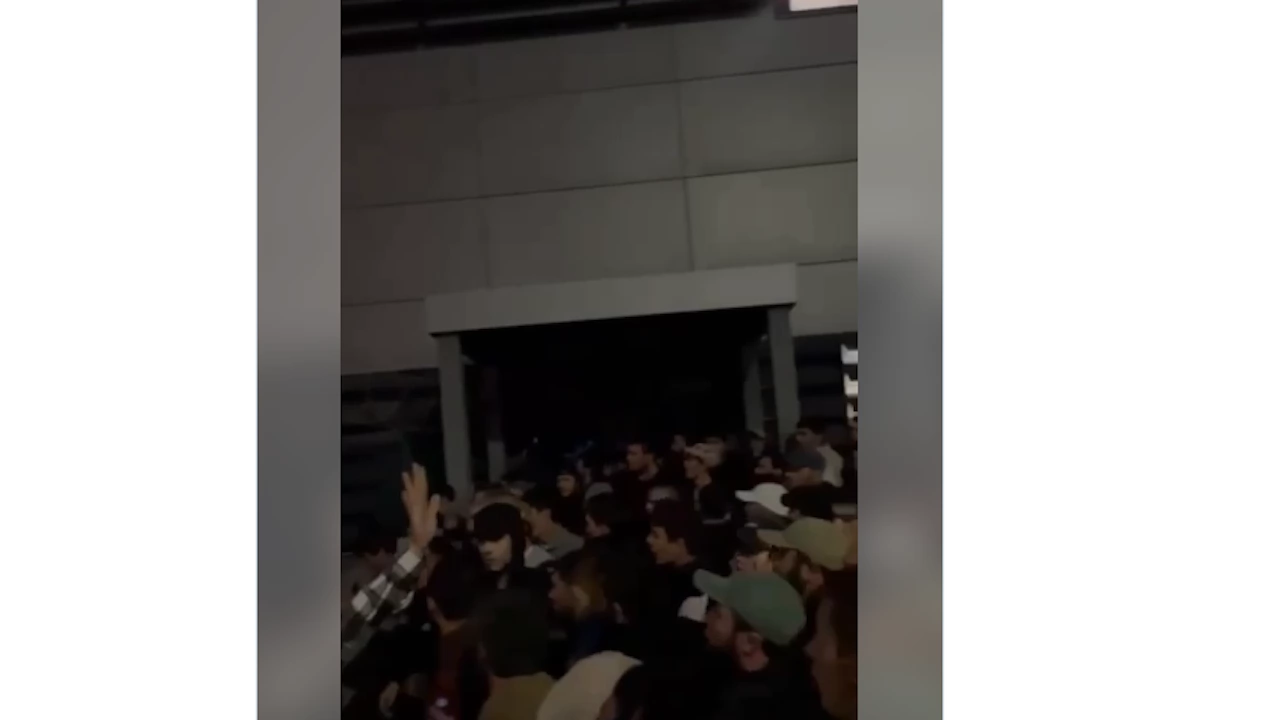 Разгневена тълпа нахлу на летището в Махачкала след кацането на