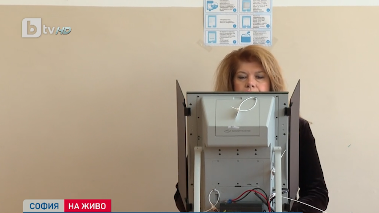 Вицепрезидентът избра да гласува на машина. 
Всичко по темата:
Местни избори 2023