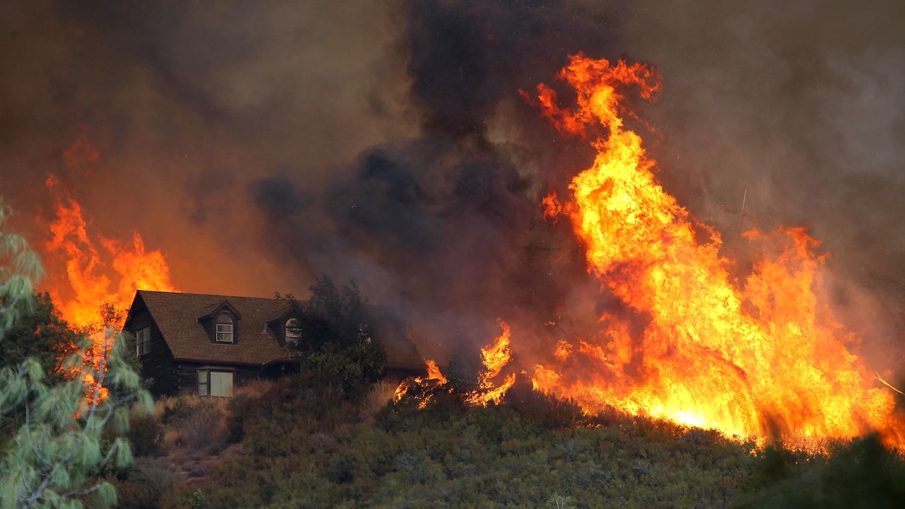 Голям пожар гори в село Говедарци В пламъците са изгорели две къщи
