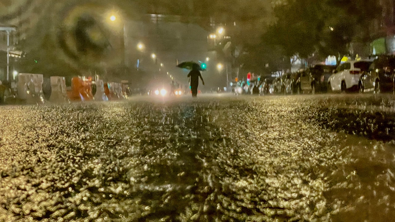 Буря придружена с проливен дъжд и светкавици връхлетя Истанбул в