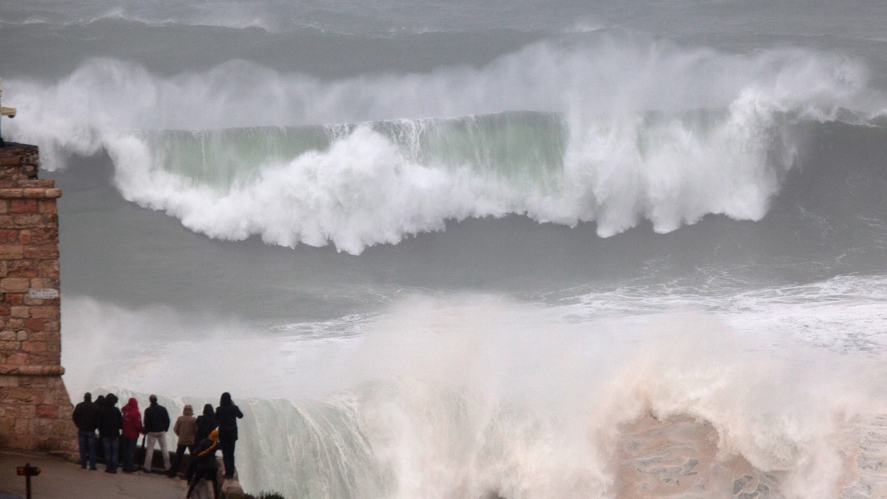 Мощната буря Киърън отне живота на трима души в Португалия