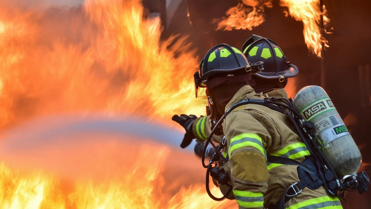 Два пожарни автомобила гасят пожар в старозагорския квартал Кольо Ганчев