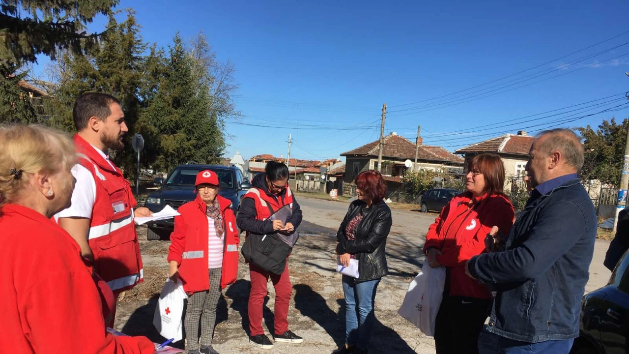 Екипи на Българския Червен кръст работят на терен в исперихското
