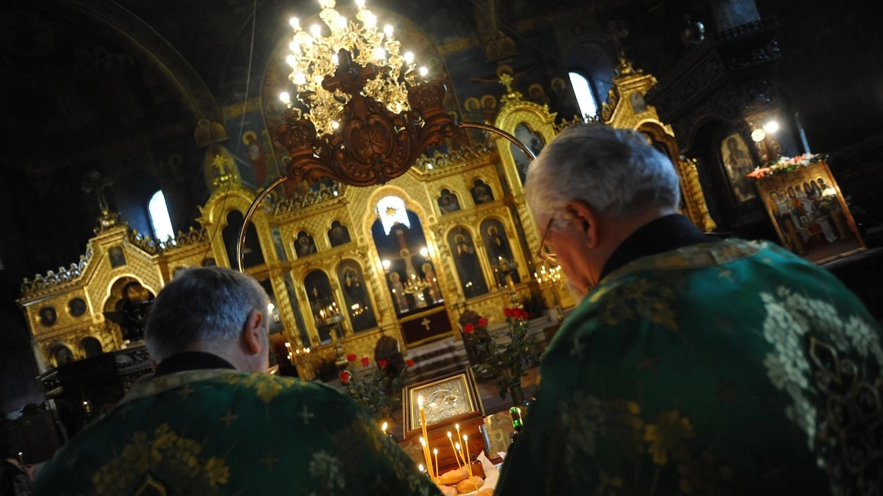 Хиляди бурканчета с мед биват осветени в рамките на православен