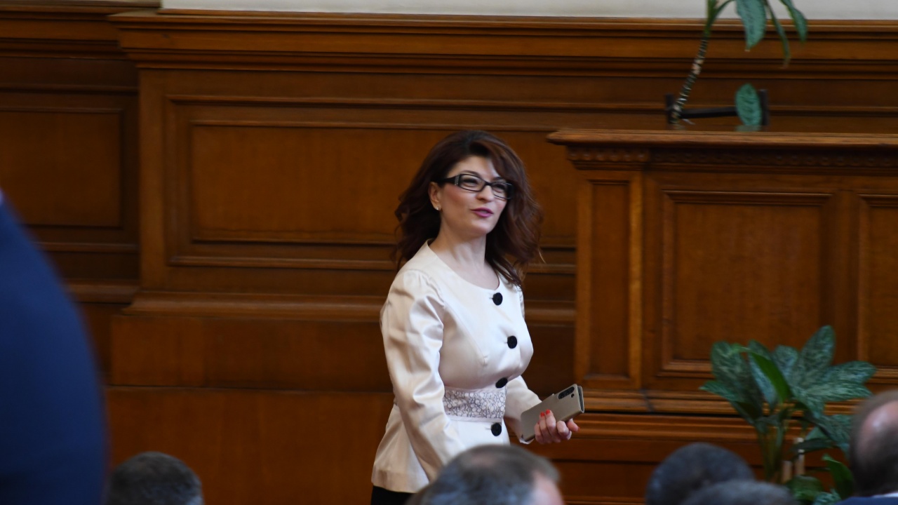 Photo of Desislava Atanasova : Après la rotation, il y aura un déficit budgétaire, ce n’est peut-être pas une coïncidence – Politique