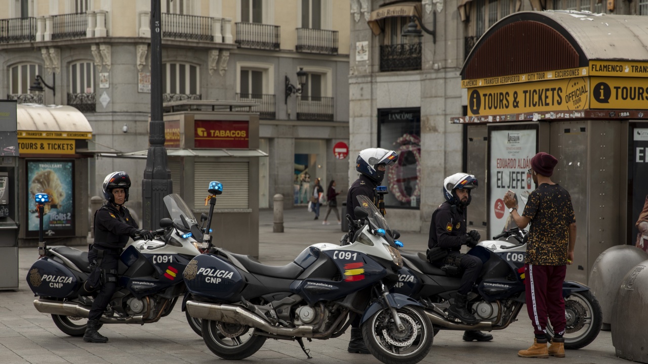 Испанската полиция арестува 121 души в една от най-големите операции,