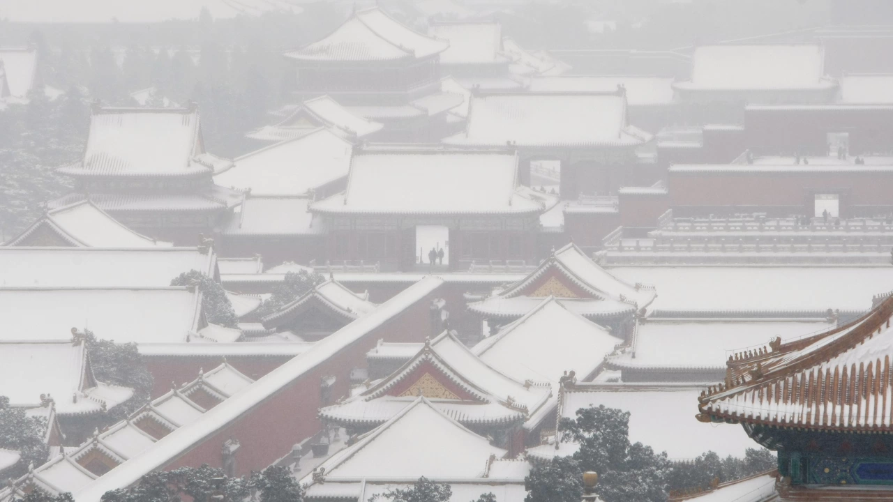 Североизточен Китай беше обхванат от необичайно студено време и снежни