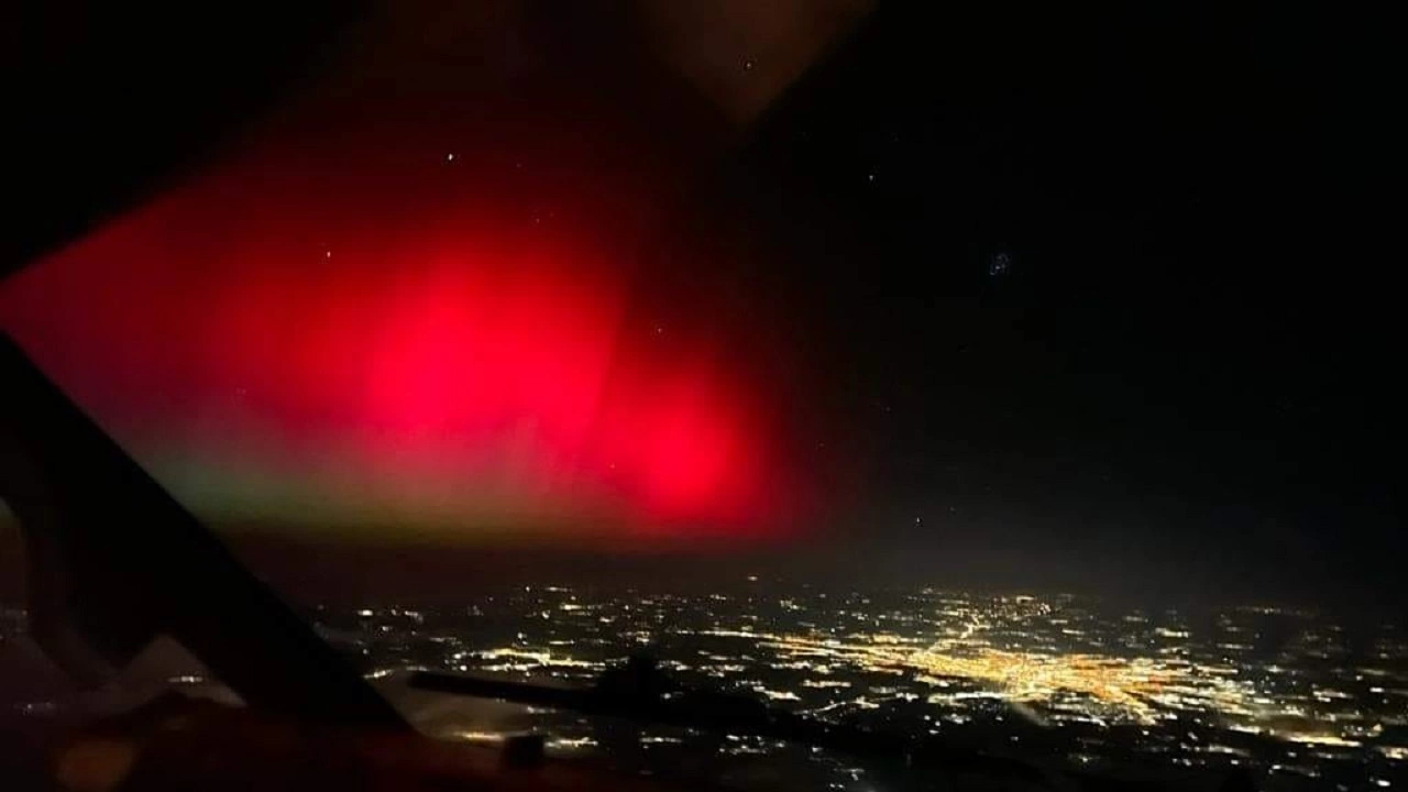 Румънският пилот Чезар Осичану улови северното сияние Aurora Borealis по