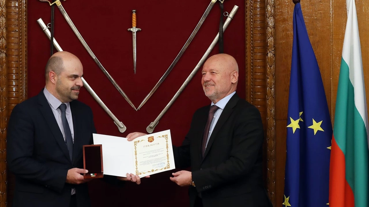 Министърът на отбраната награди с възпоменателен медал Васил Левски –